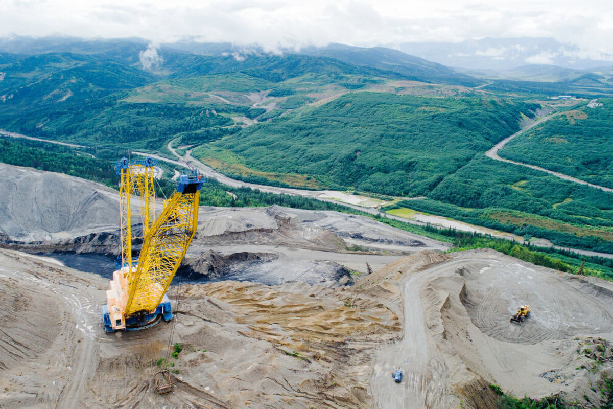 Aerial%20view%20of%20very%20large%20dragline%20at%20Usibelli%20Coal%20Mine%20in%20Alaska%2E