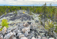 Rocky outcropping at the Yellowknife Pegmatite Province containing lithium.
