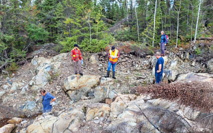 Geologists inspecting an outcrop on Onyx Gold’s King Tut property.
